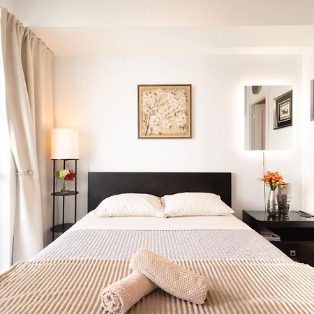 Bright Condo In The Heart Of Toronto Exterior photo