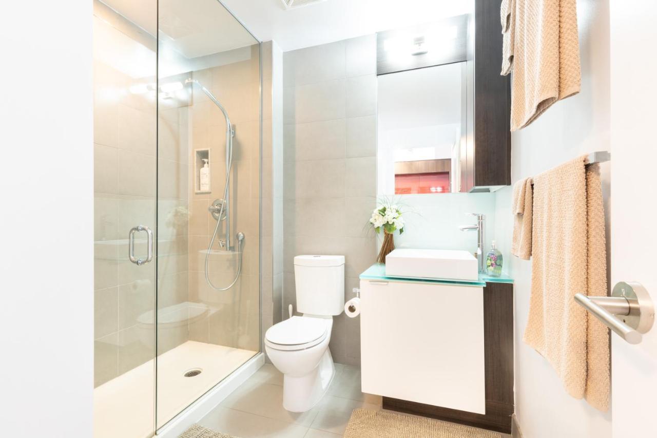 Bright Condo In The Heart Of Toronto Exterior photo