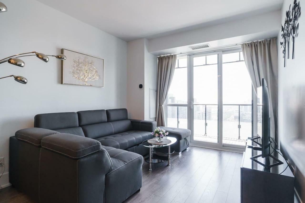 Bright Condo In The Heart Of Toronto Exterior photo