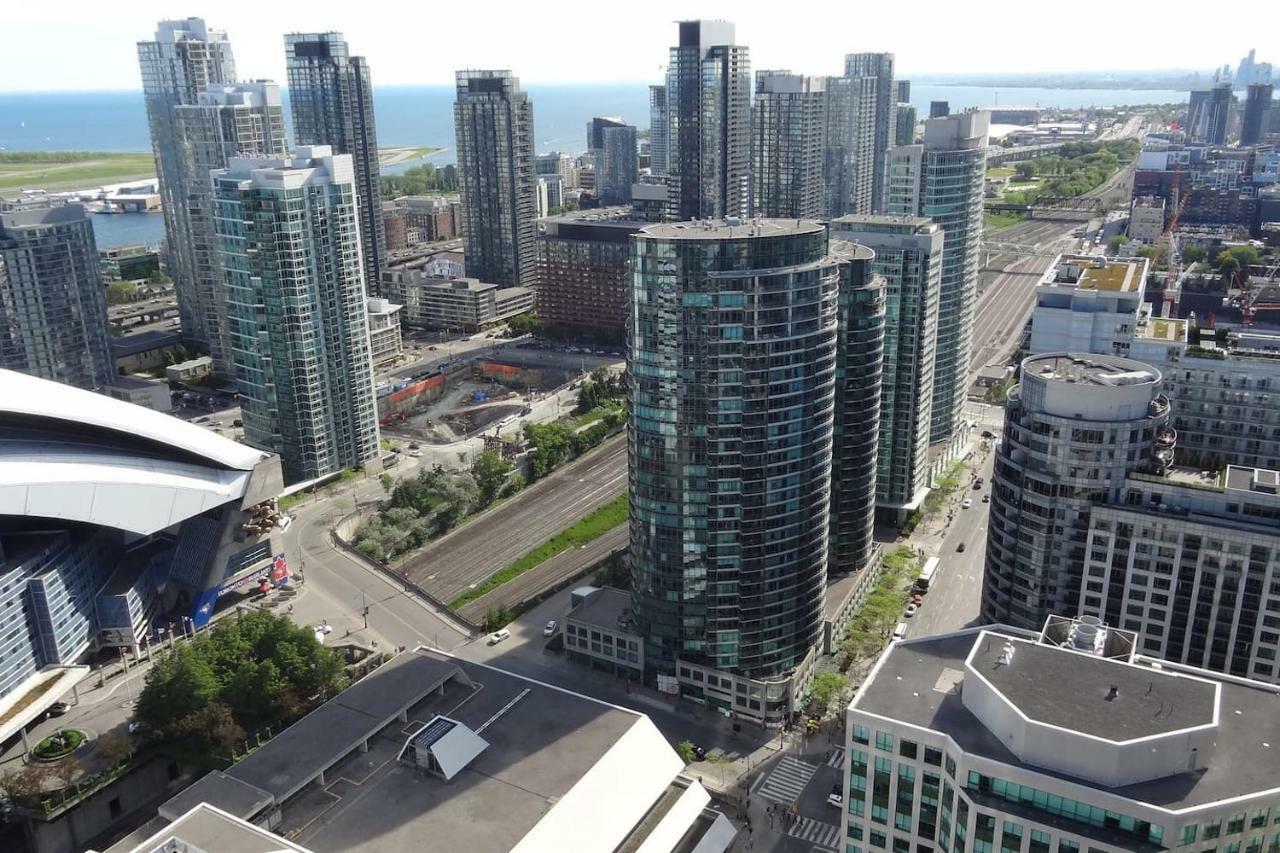 Bright Condo In The Heart Of Toronto Exterior photo